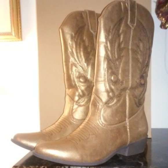 Coconuts by Matisse Shoes - NWOT Coconuts by Matisse Gaucho Gold Western Style